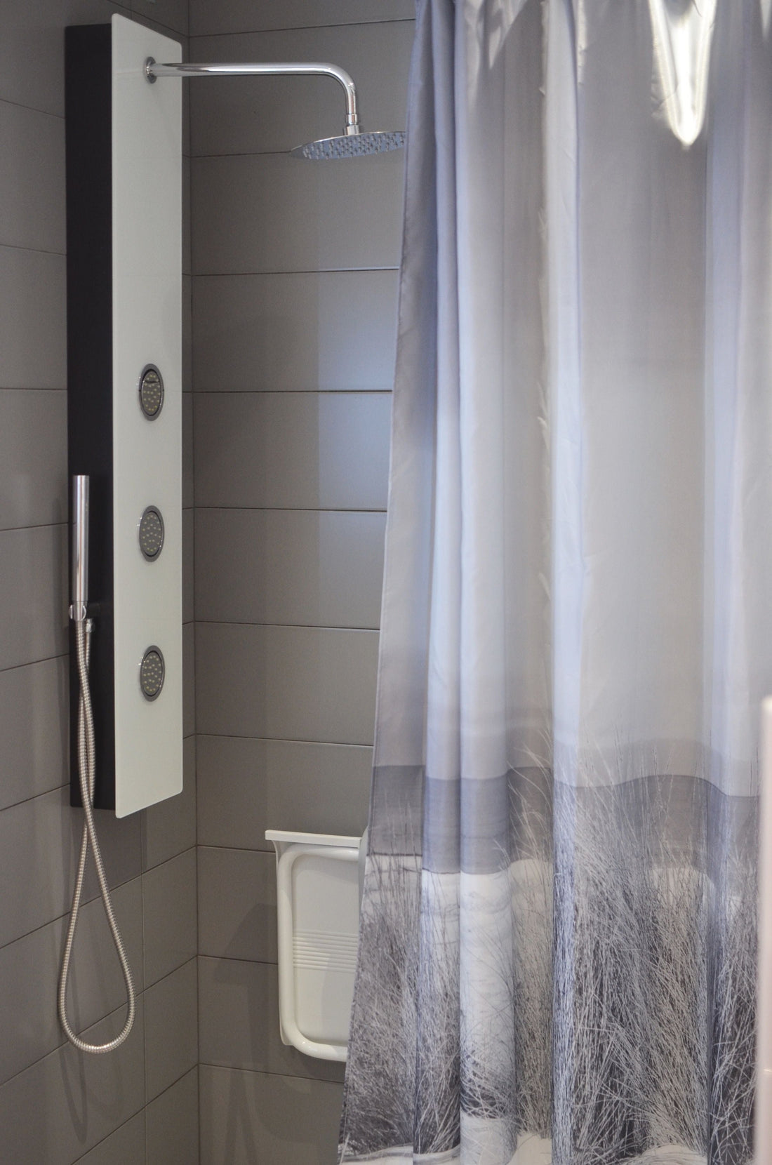 Moderne douchekolom met regendouche en handdouche in stijlvolle badkamer