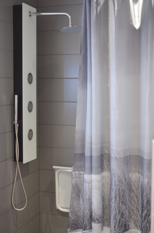 Moderne douchekolom met regendouche en handdouche in stijlvolle badkamer