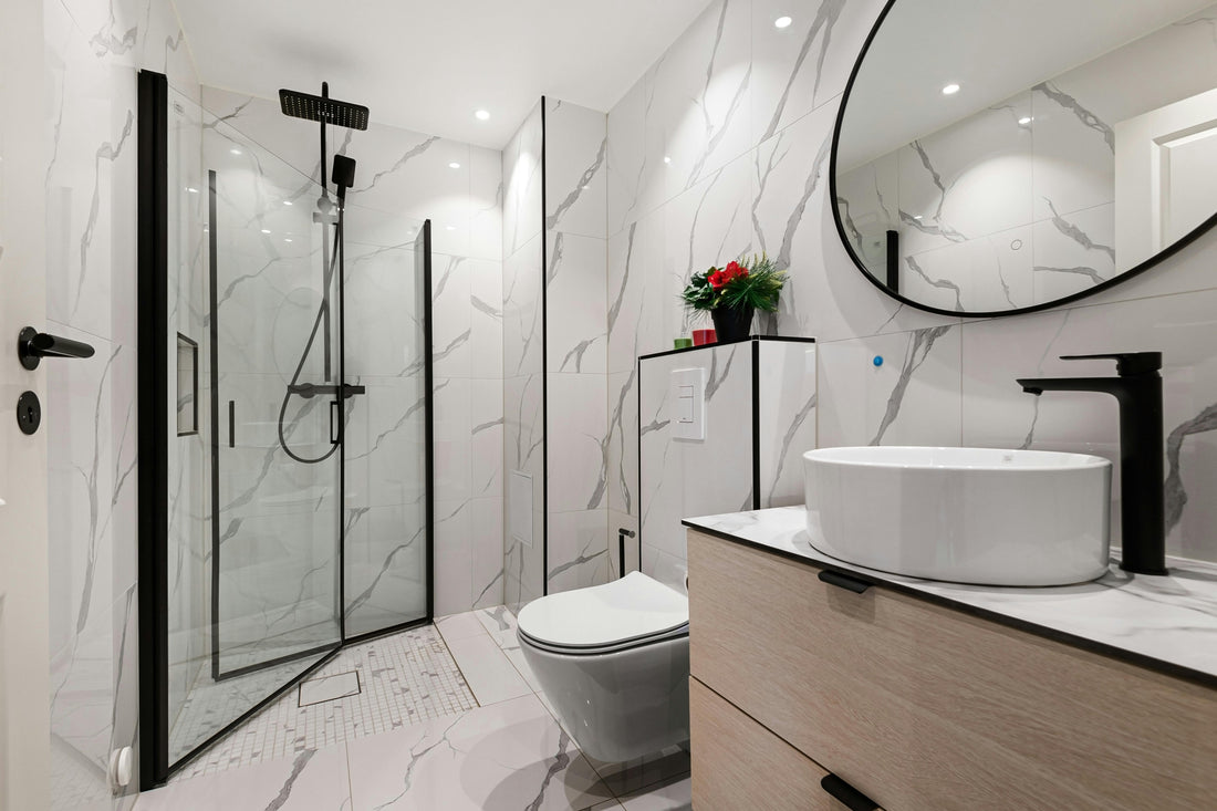 Moderne duurzame badkamer met thermostatische doucheset van Ymonde