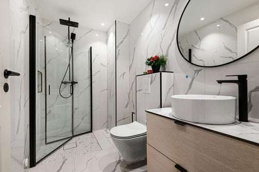 Moderne duurzame badkamer met thermostatische doucheset van Ymonde