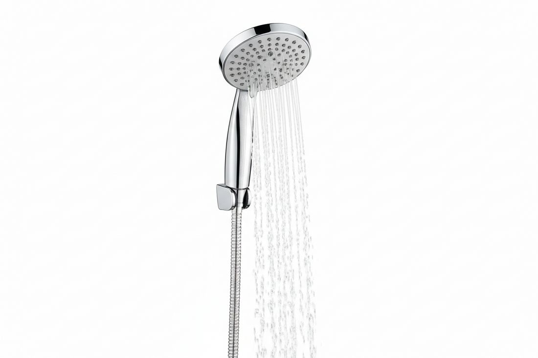 Handdouche in moderne badkamer gemonteerd met flexibele slang en wandhouder