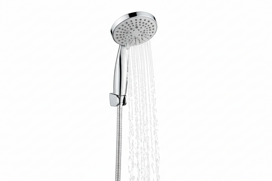 Handdouche in moderne badkamer gemonteerd met flexibele slang en wandhouder