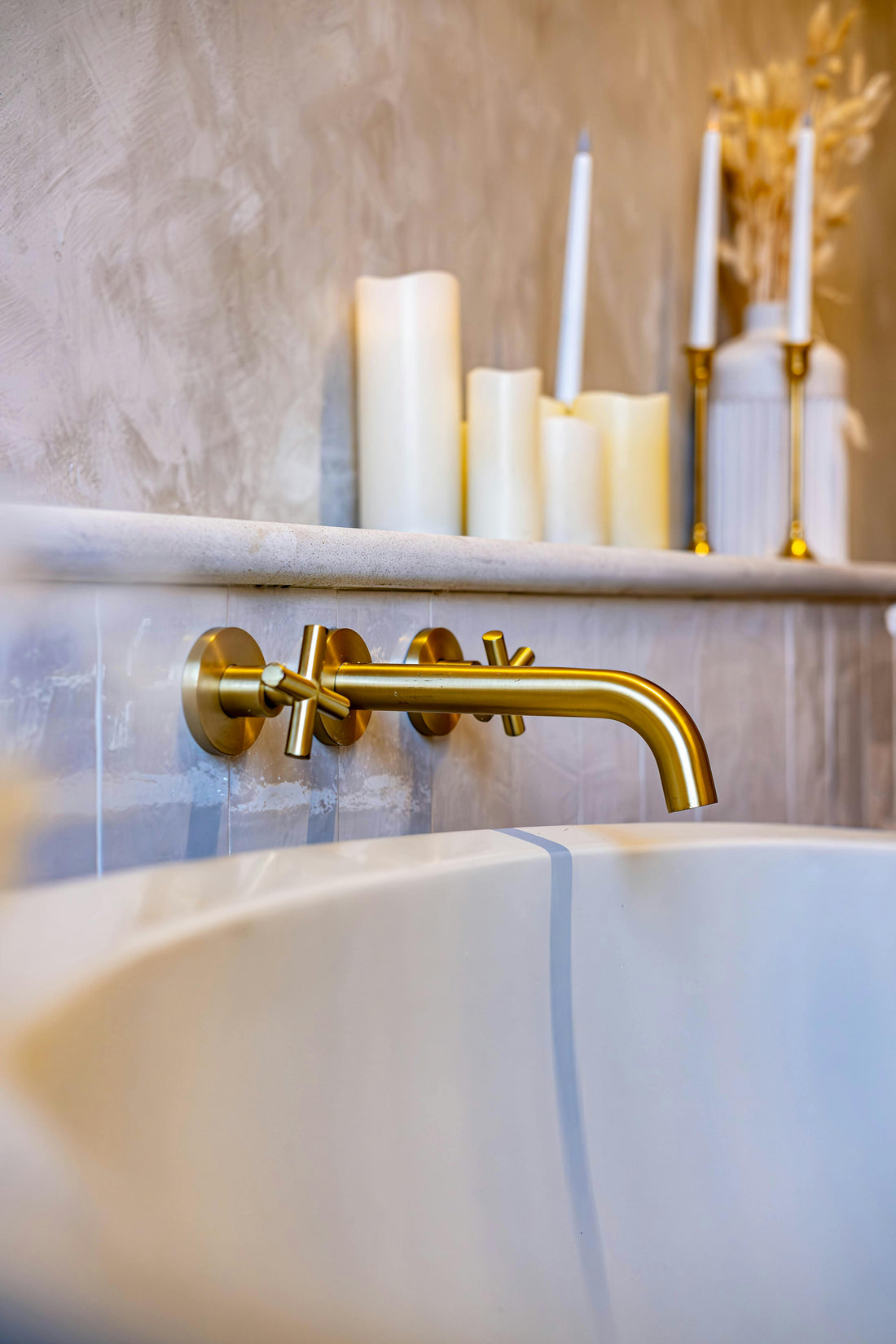 Stijlvolle messingkraan in moderne badkamer met luxe afwerking en duurzame materialen