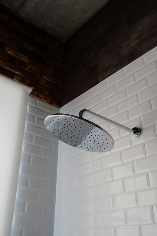 Luxe regendouche in moderne badkamer met brede douchekop en zachte waterstraal