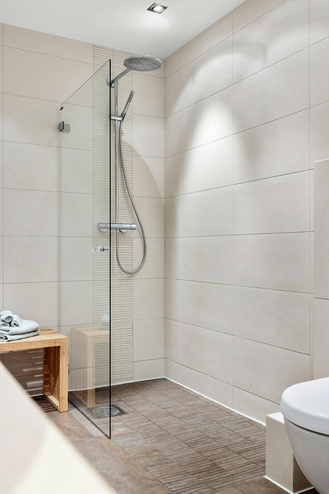 Sproeikop met verschillende waterstralen in moderne doucheomgeving