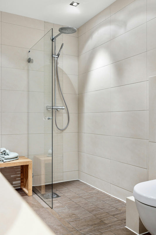 Sproeikop met verschillende waterstralen in moderne doucheomgeving