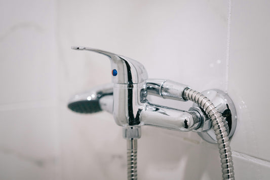 Moderne thermostaatkraan in douche met constante temperatuurregeling en strak design