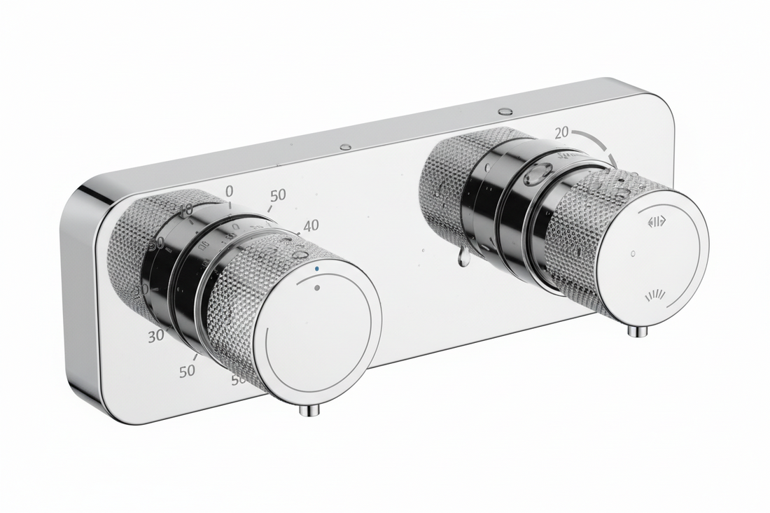 Moderne thermostatische kraan geïnstalleerd in inbouw douche