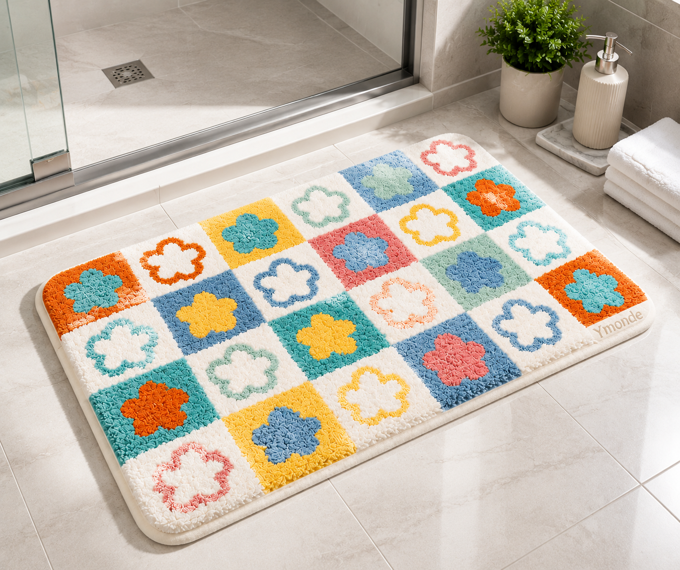 Fröhliche Badematte mit buntem Blumenmuster von Ymonde