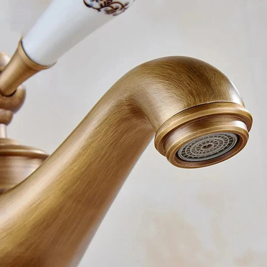 https://cdn.shopify.com/s/files/1/0726/2774/9140/files/klassieke-wastafelkraan-van-messing-met-enkele-handgreep-445690.webp?v=1742219917