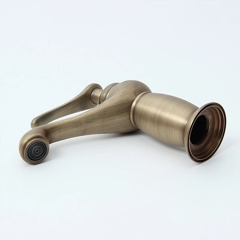 https://cdn.shopify.com/s/files/1/0726/2774/9140/files/klassieke-wastafelkraan-van-messing-met-enkele-handgreep-668512.jpg?v=1742219917