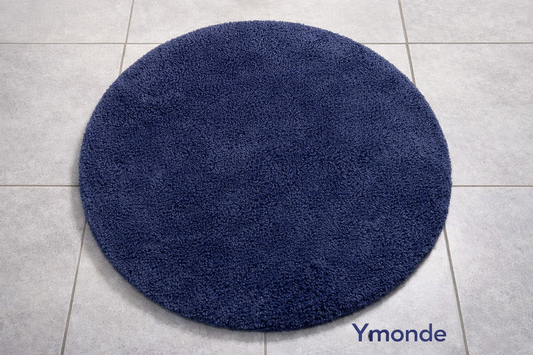 Ronde marineblauwe badmat 60 cm met zachte chenillevezels en antislip onderkant